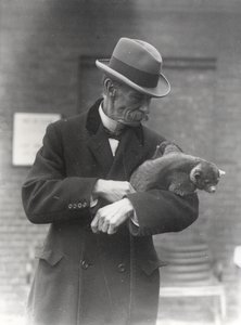 R. I. Pocock med en kinkajou af Frederick William Bond